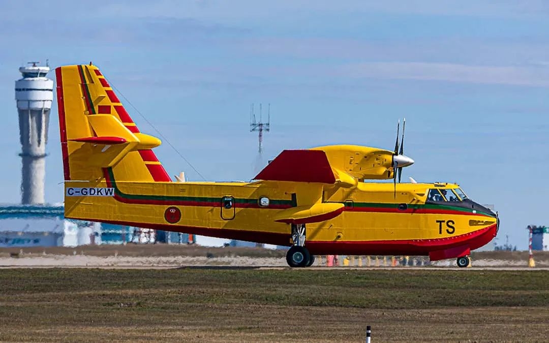 Canadair CL-415 - Page 12 Clip1230