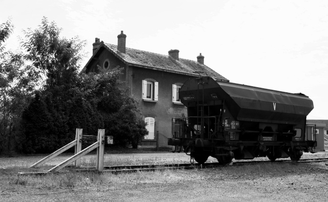 les vieilles gares, entre abandon et histoire Img_1813