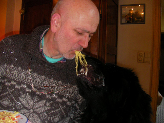 petitcoco et son papa partage le spaghetti et se prennent pour la belle et le clochard Sany0020