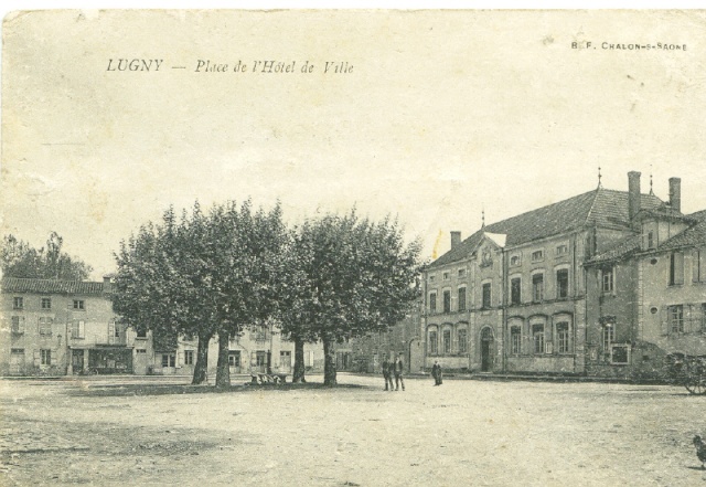 Lugny, place Htel de Ville Lugny10