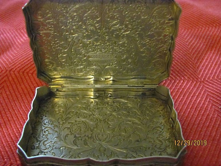 unusual heavily engraved snuff box,no marks, what country ,age. Koxno010