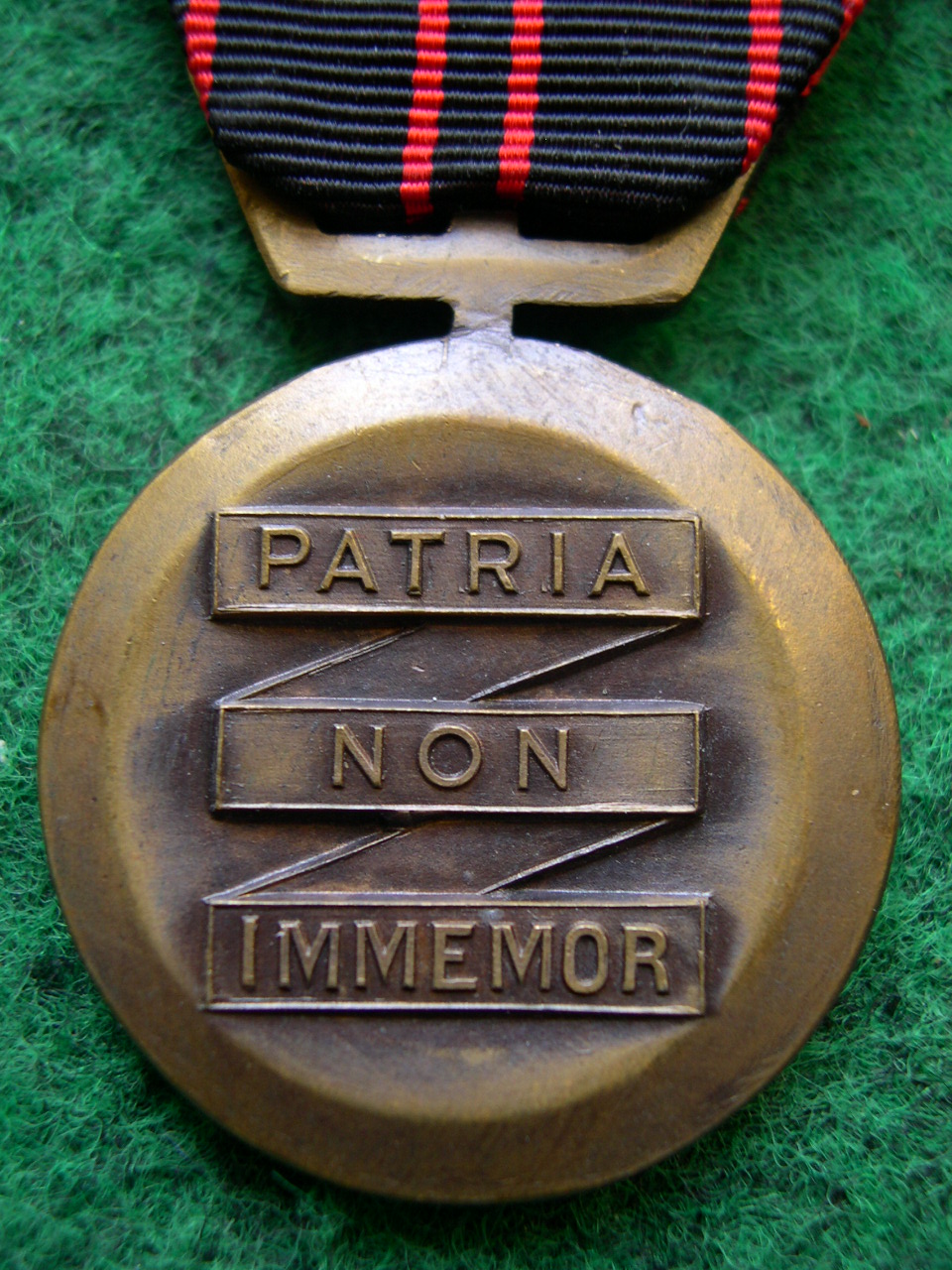 Une médaille  Dscn6411