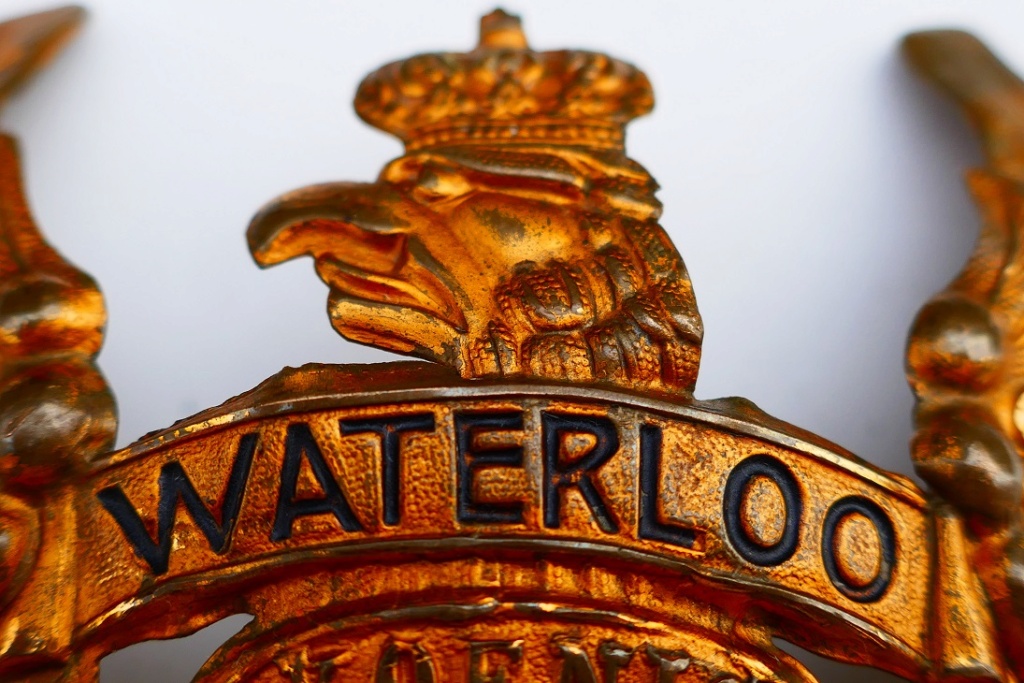 Les casques à pointe: banderole "Waterloo" et "Waterloo-Peninsula."  Casqu158