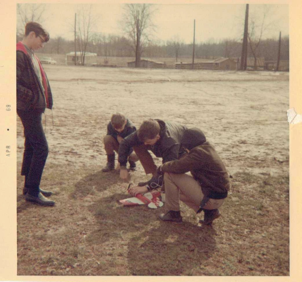 test stands - Cox QZ .049 Decibel Test in the May 1966 Model Airplane News Cox_qz11