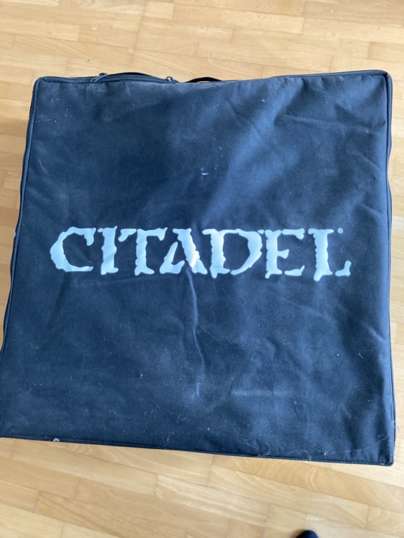 [VENDUE]  Table Citadel, peinte et texturée 509c2c10
