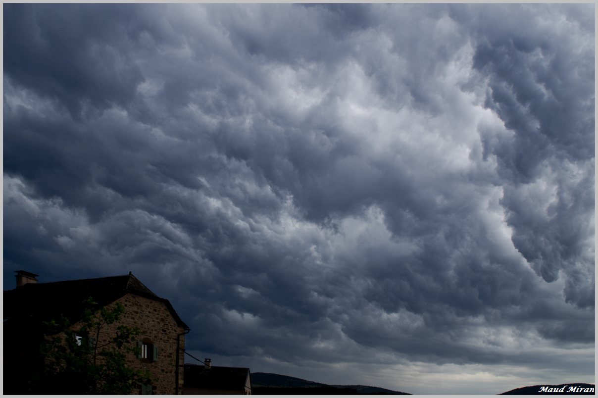 un orage sur l'Aubrac :des nuages incroyables Imgp4216