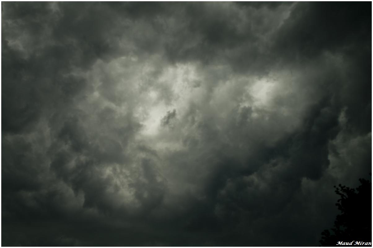 un orage sur l'Aubrac :des nuages incroyables Imgp4218