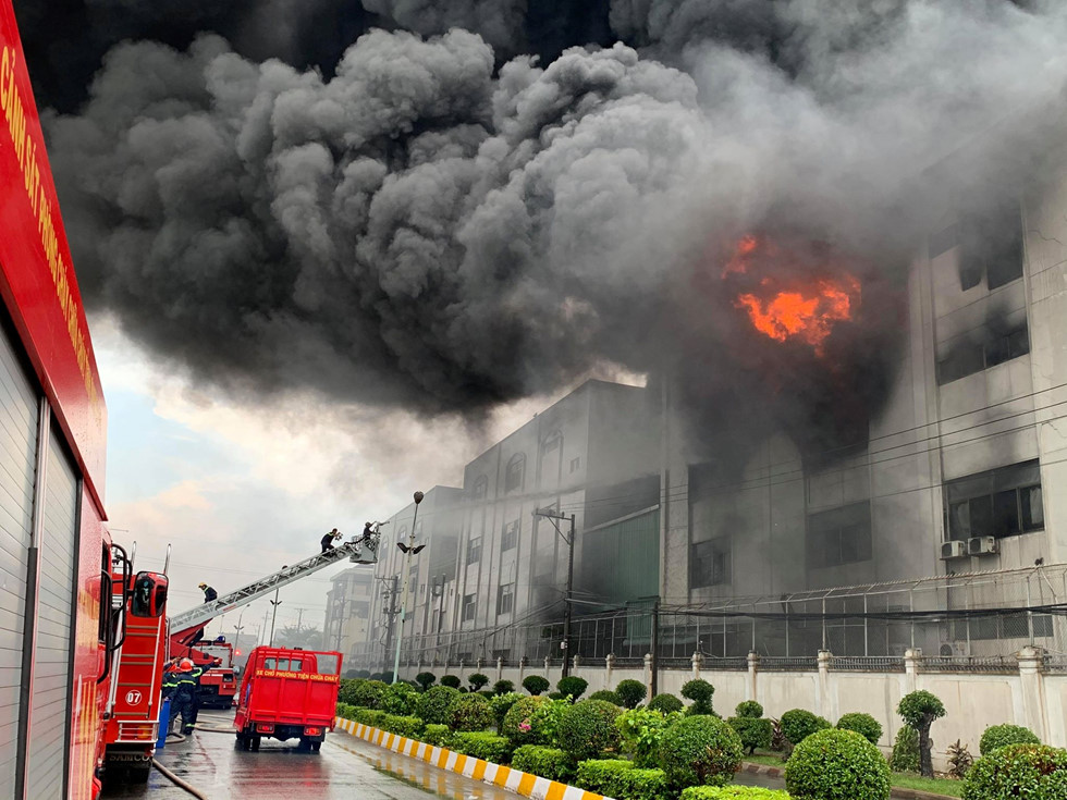Cháy dữ dội ở Khu công nghiệp Việt Hương 1, Thuận An, Bình Dương 22-5-210