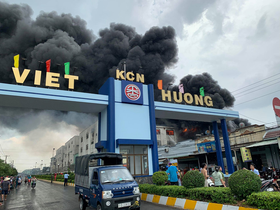 Cháy dữ dội ở Khu công nghiệp Việt Hương 1, Thuận An, Bình Dương 22-5-213