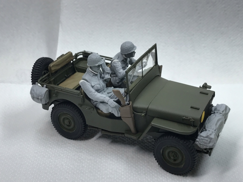 CB35106 US Jeep 1/4ton 4x4 Utility Truck (Mod.1942) avec remorque 10-cwt et équipage aéroporté BRONCO 1/35 et la M26 DEPANNEUSE char Tamiya au 1/35 - Page 2 6bf21010