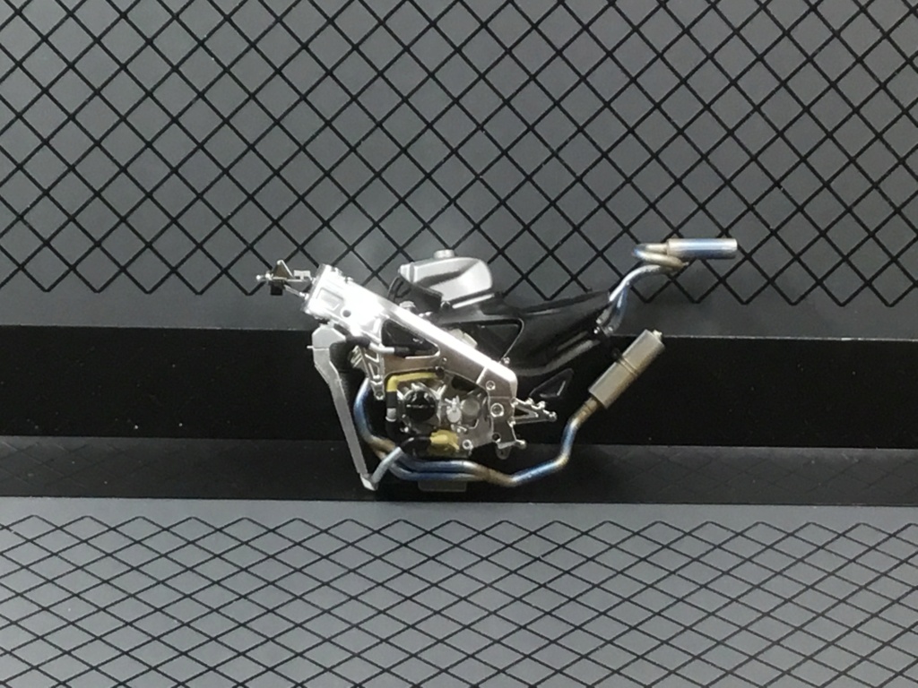* 1/12 Honda RC211V ´03 Tamiya - Page 2 74125810