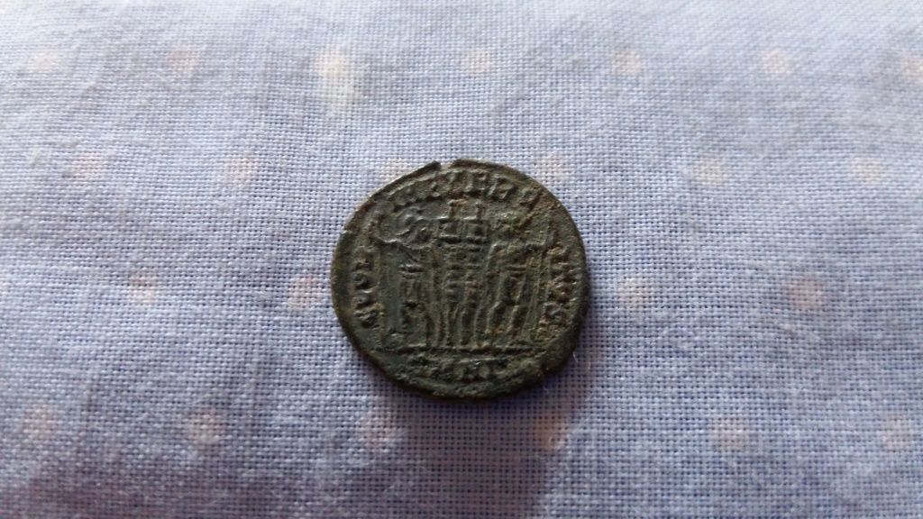 AE3 de Constancio II como cesar. GLORIA EXERCITVS. Dos estandartes entre dos soldados. Nicomedia 20190815