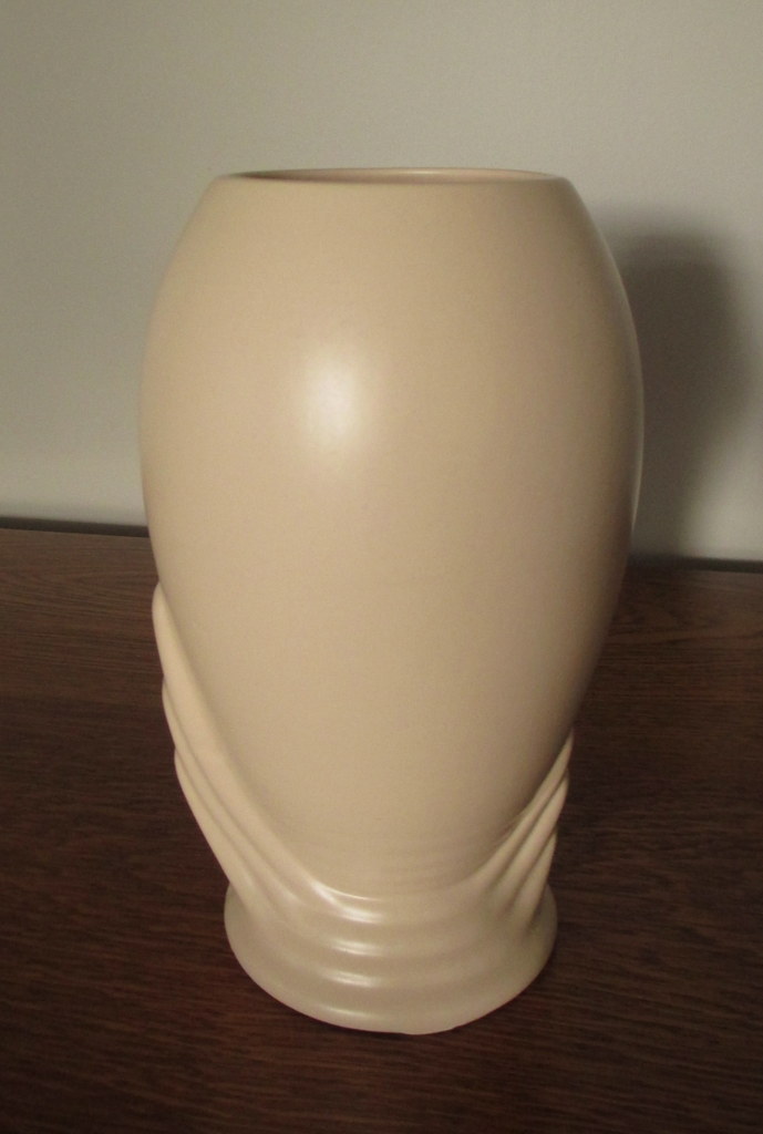 Shape 32 vase with matt beige glaze 3-img_11