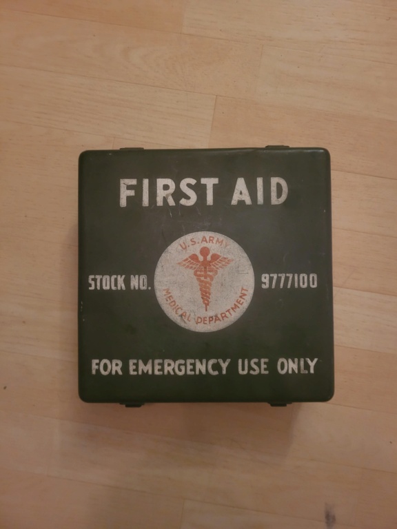 Caisse First Aid et couteaux  20221115