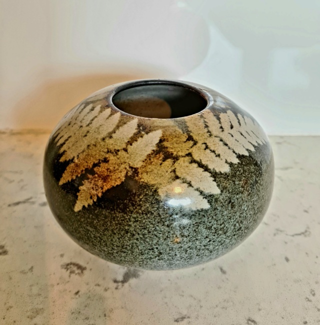 Round vase with leafs in the glaze, GLK mark  20230412
