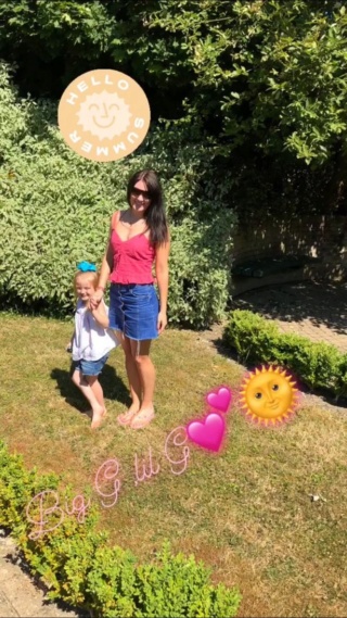 Georgina Ahern Byrne comparte hermosa foto bajo el sol con su hija Gia Georgi10