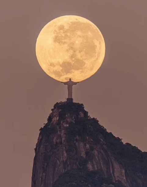 La statue du Christ Rédempteur sur le Corcovado au Brésil tient la lune ! Captur10