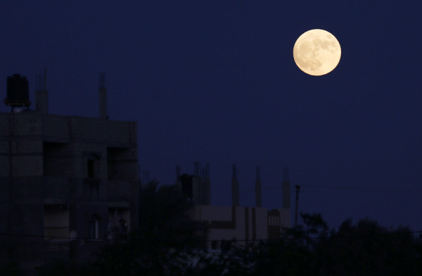 القمر الأزرق العملاق.. ظاهرة فلكية نادرة تضيء سماء فلسطين والعالم   E1da1512