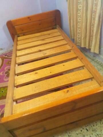 سرير مفرد كبير للبيع خشب زان بحالة ممتازة وبسعر طري جدا