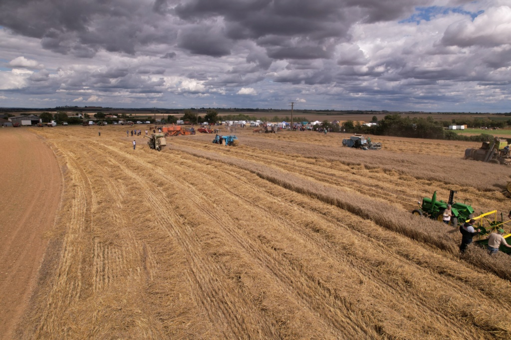 79  Thénezay  6 août 2023 : moisson à l'ancienne Dji_0714