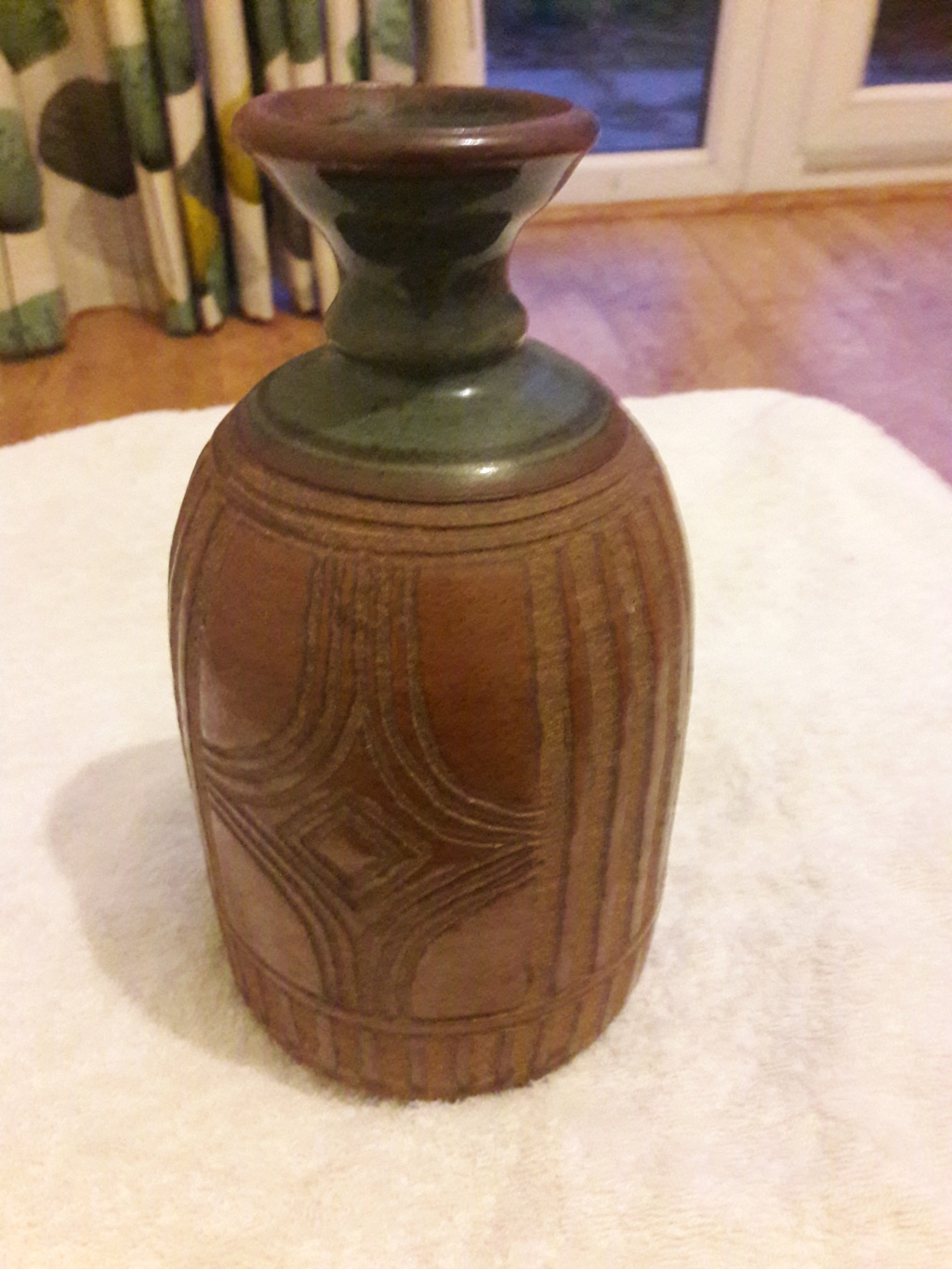 vase With sgraffito design- MSS or SSW mark 20181113