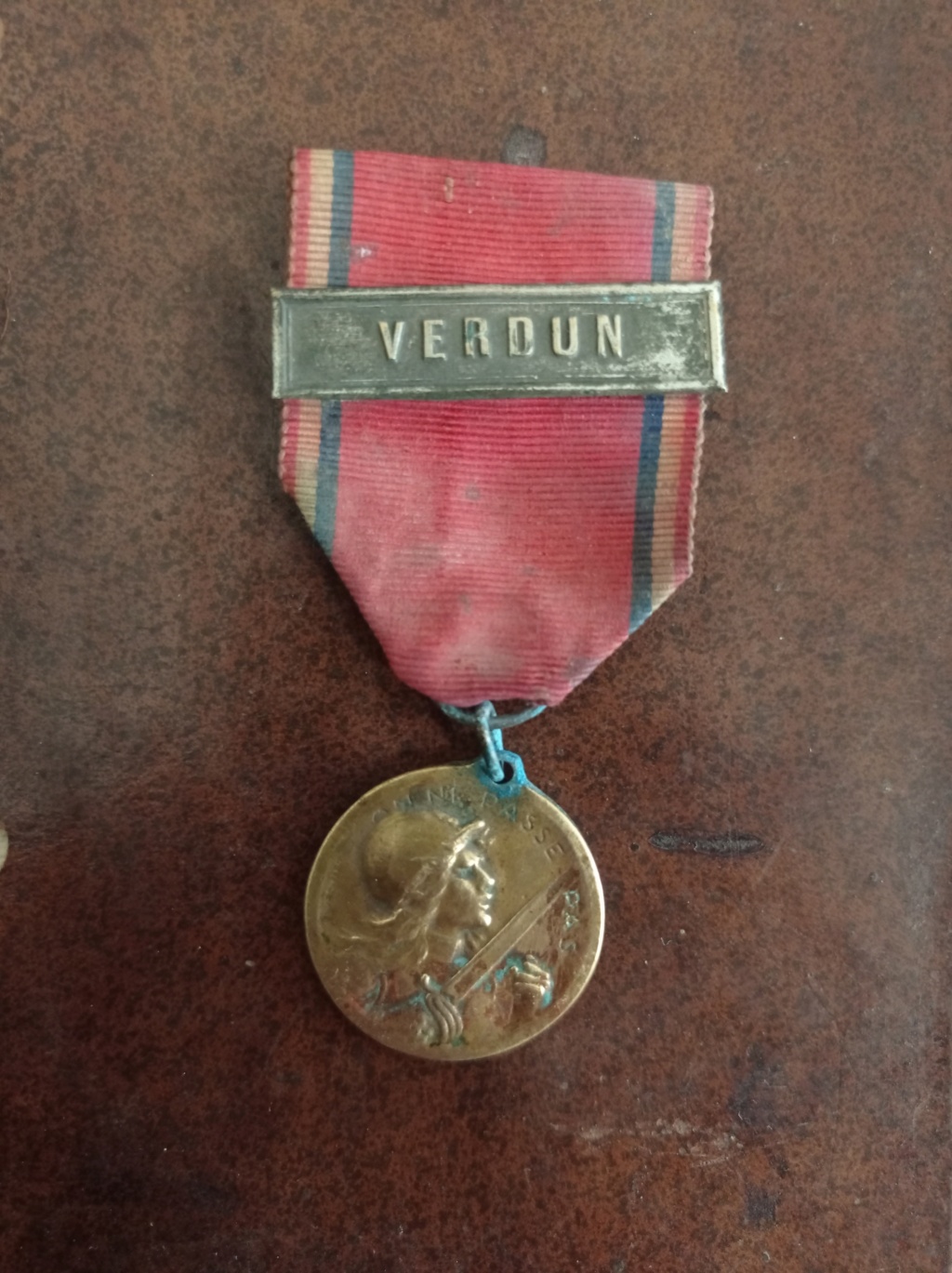 Médaille Verdun on ne passe pas et Sainte Helène Img_2065