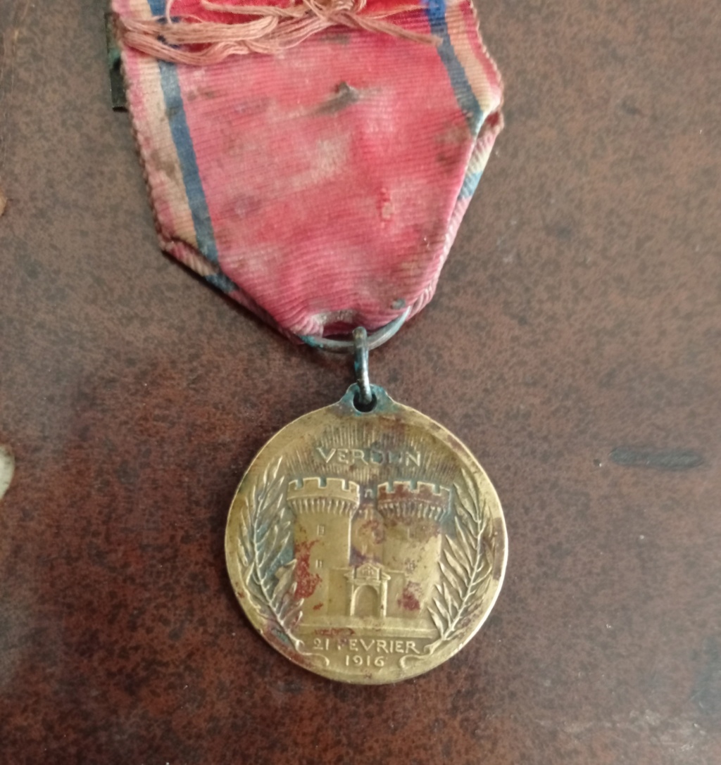 Médaille Verdun on ne passe pas et Sainte Helène Img_2068