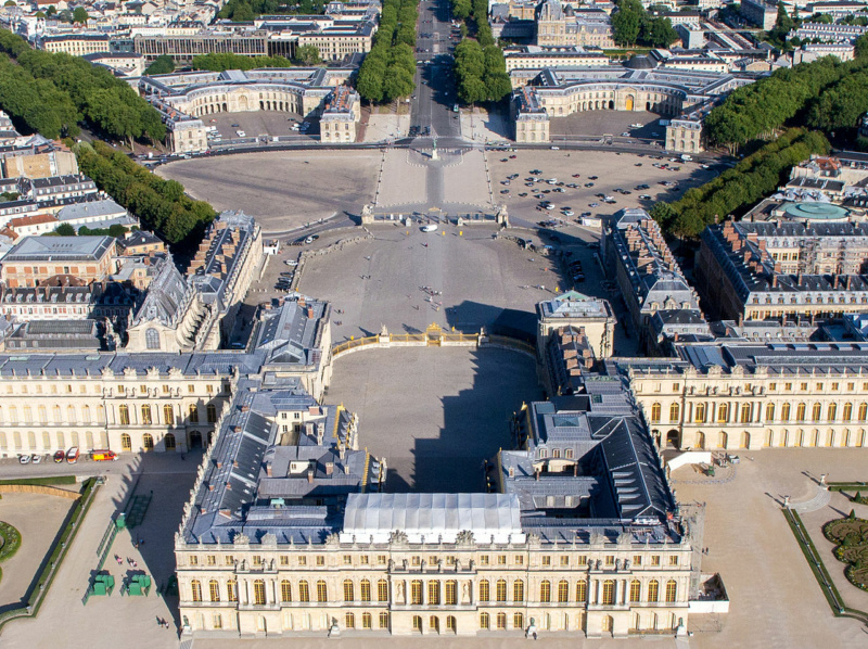 Versailles : la Place d'Armes et la statue équestre de Louis XIV _253