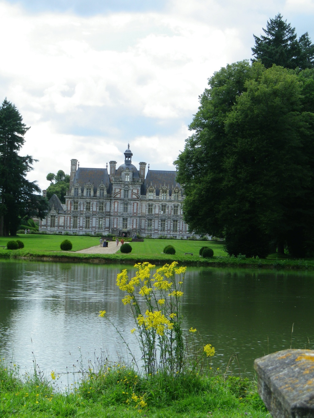 Dans l'Eure, le château de Beaumesnil Imgp2773