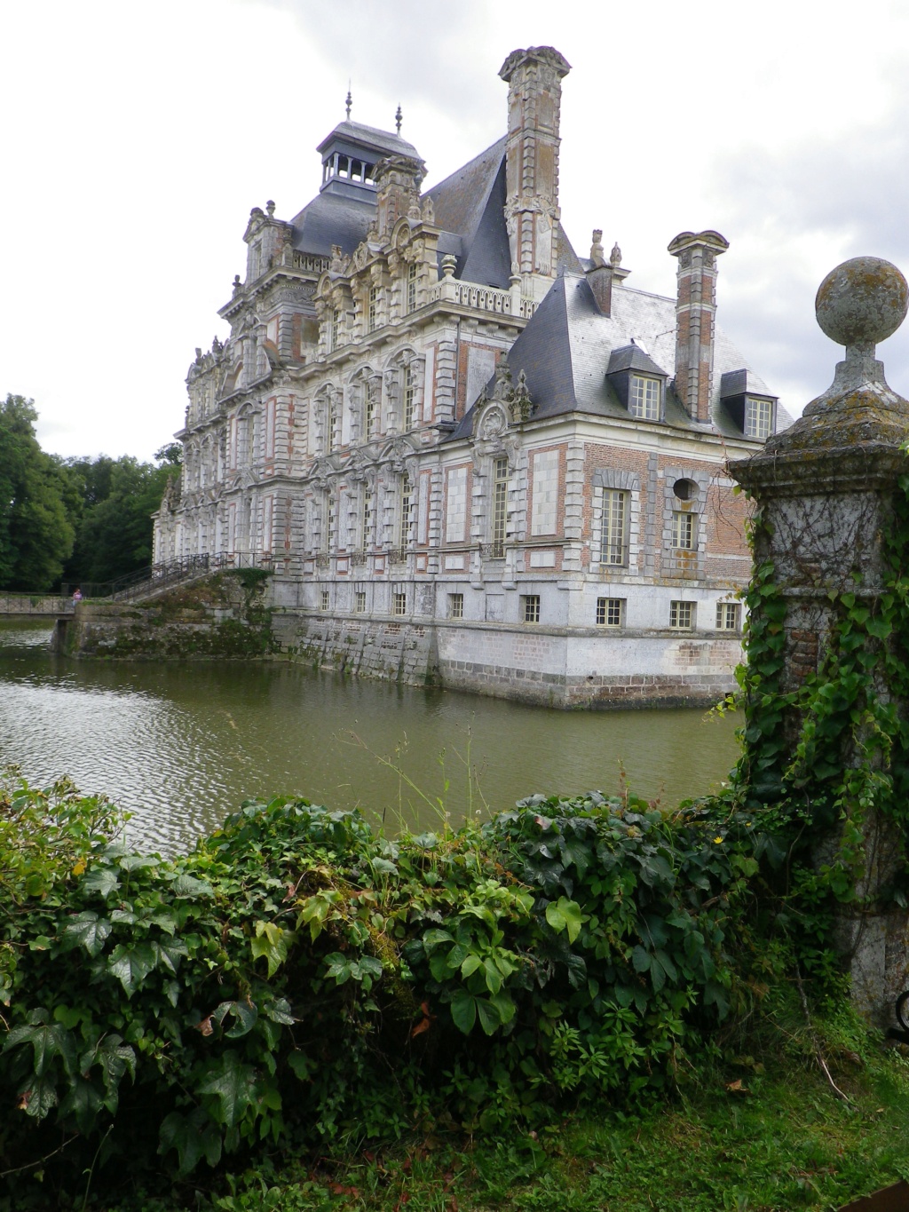 Dans l'Eure, le château de Beaumesnil Imgp2777