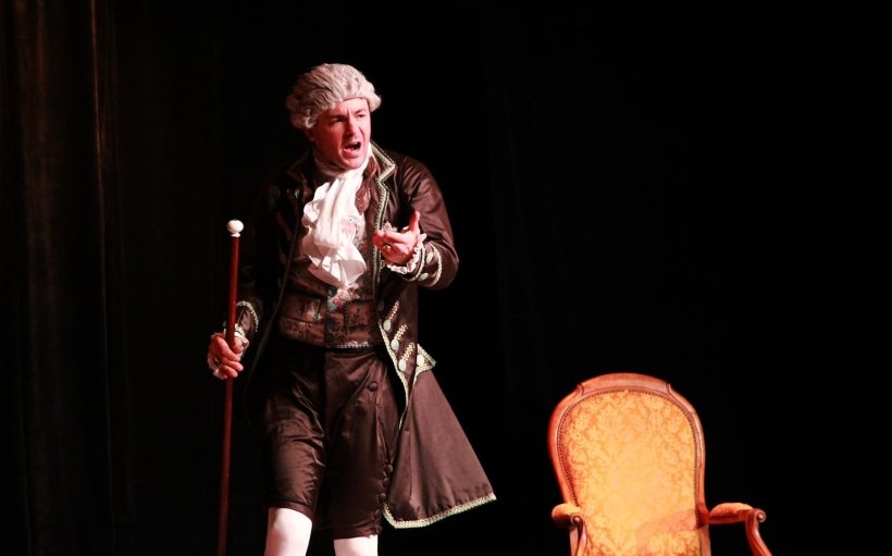 Théâtre : "Louis XVI – Ils me prennent la tête !"  Main_310
