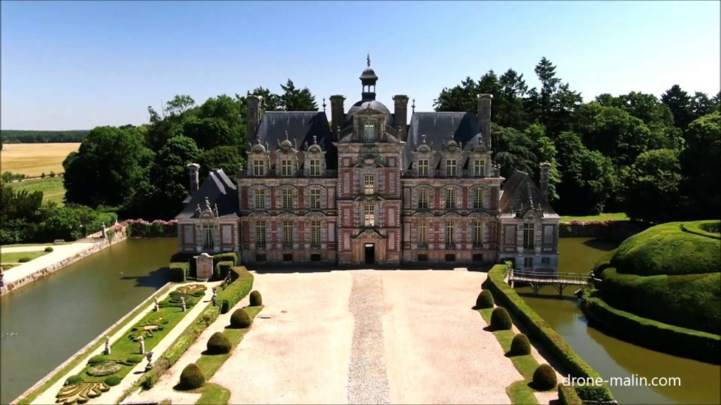 Dans l'Eure, le château de Beaumesnil Maxres17