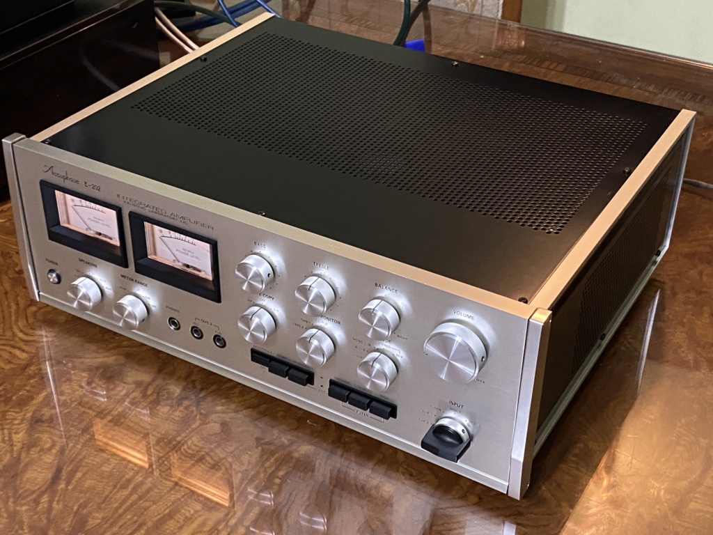Accuphase E-202 integrated amp minty  498b1610