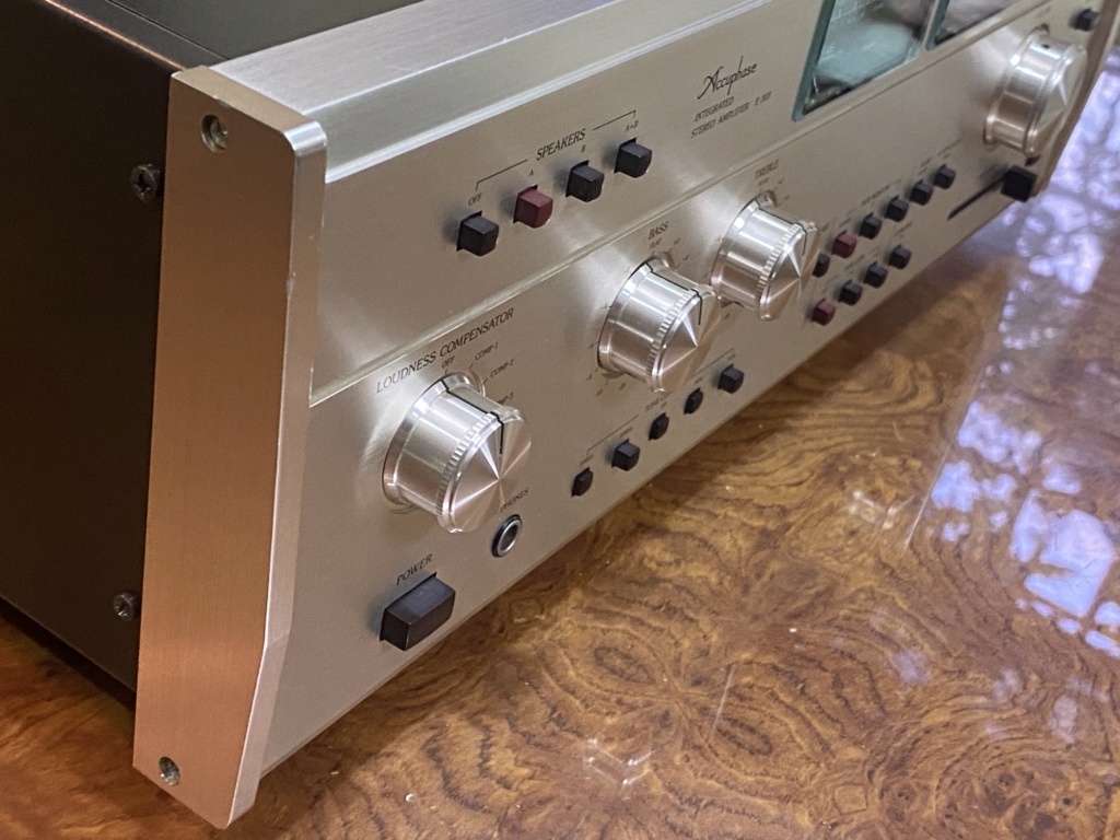 Accuphase E-303 Integerated amp near mint  B691c110
