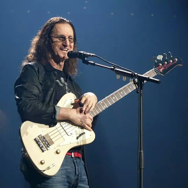 A que se deve a falta de popularidade da Gibson em relação à Fender? - Página 4 Geddy_11