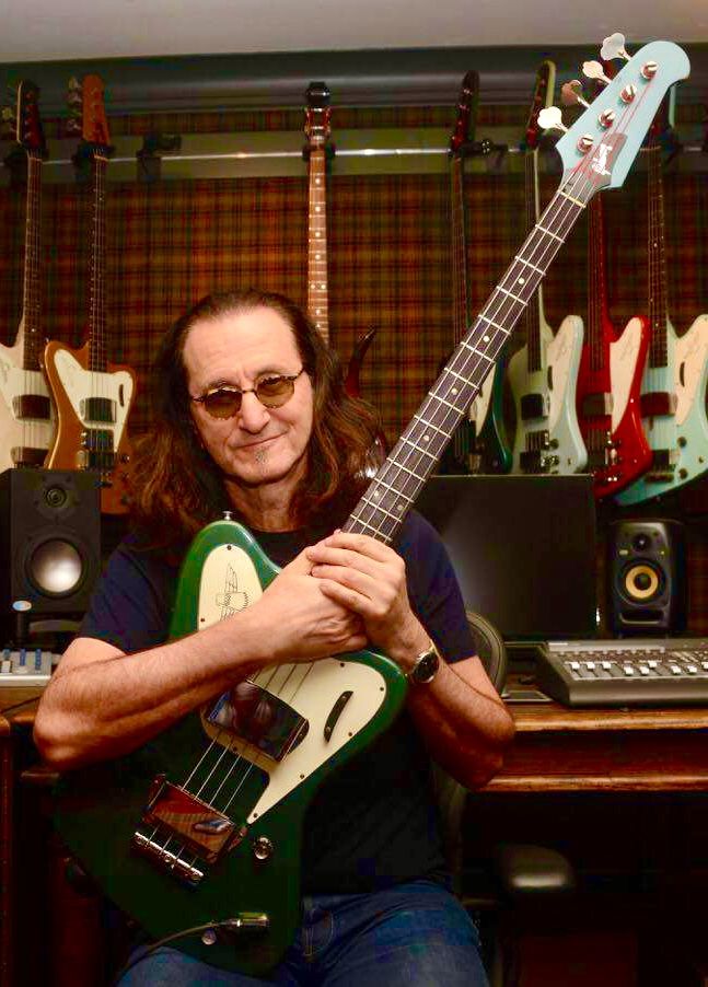 A que se deve a falta de popularidade da Gibson em relação à Fender? - Página 4 Geddy_12