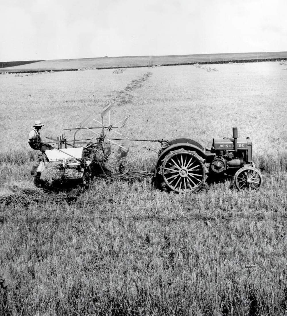  Le tracteur est un John Deere D ou GP. 42461114