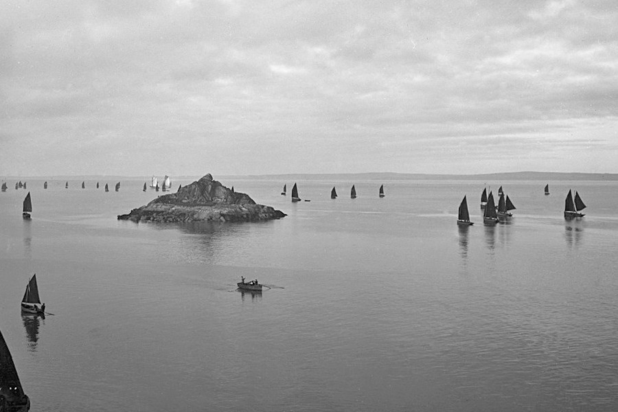 La flottille sardinière Douarnenisite en route vers ses lieux de pêche (1920) Sans1255