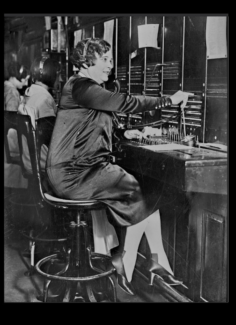 1927 SOUVENIR d'une dame travaillant dans un central téléphonique Sans2858