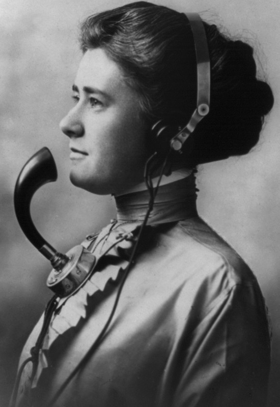 1927 SOUVENIR d'une dame travaillant dans un central téléphonique Sans2860