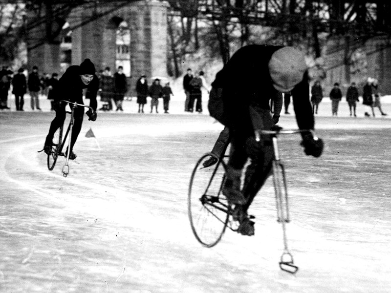 Du vélo-patin à glace Sans4012