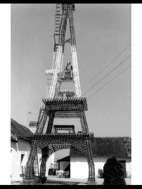 il avait créé une Tour Eiffel à partir de fers à cheval  Sans4577