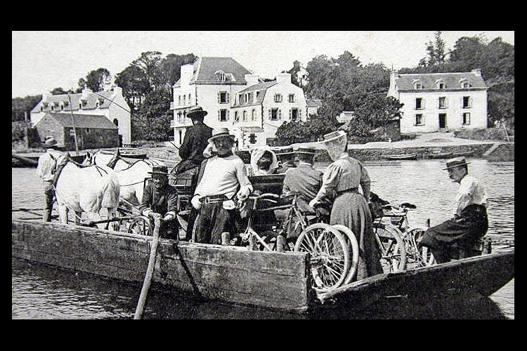 Tradition et modernité. Le Passage de la Laïta vers le quai du Bas-Pouldu, en Bretagne Sans4703