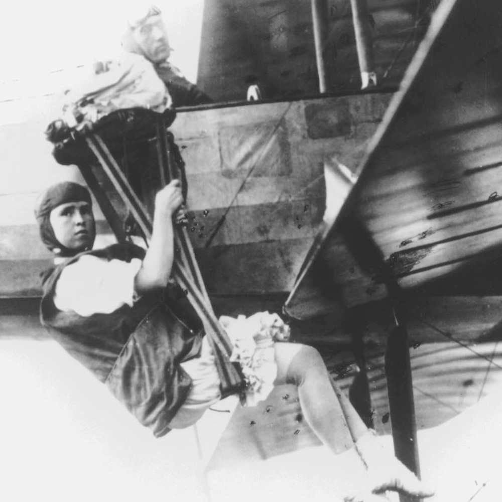 Le 21 juin 1913, Tiny Broadwick devient la première femme à sauter d'un avion Sans5691
