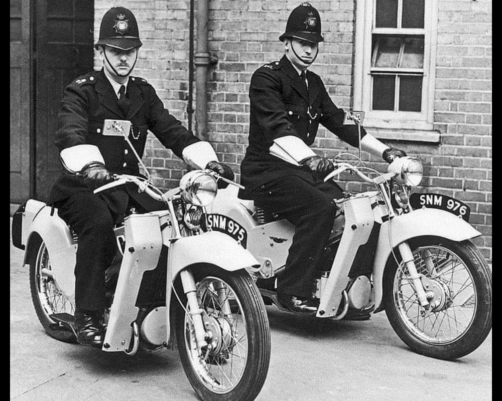 Police anglaise en Velocette Mk2 Sans5703