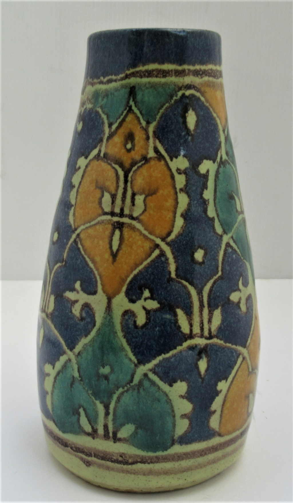 ART POTTERY VASE WITH INDISTINCT MARKS - ENGLISH DUTCH OR PERSIAN? Art_po10