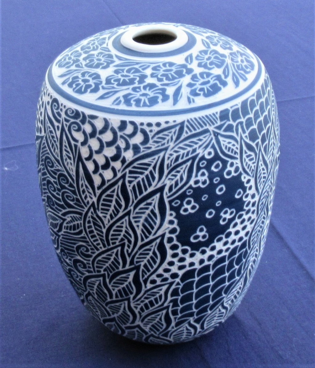 Sgraffito porcelain vase Sgraff10
