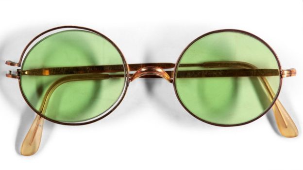 John Lennon's sunglasses sell for £137,000 _1101410