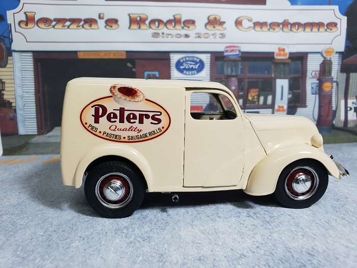 1951 Thames Van (Revell) Pie_112