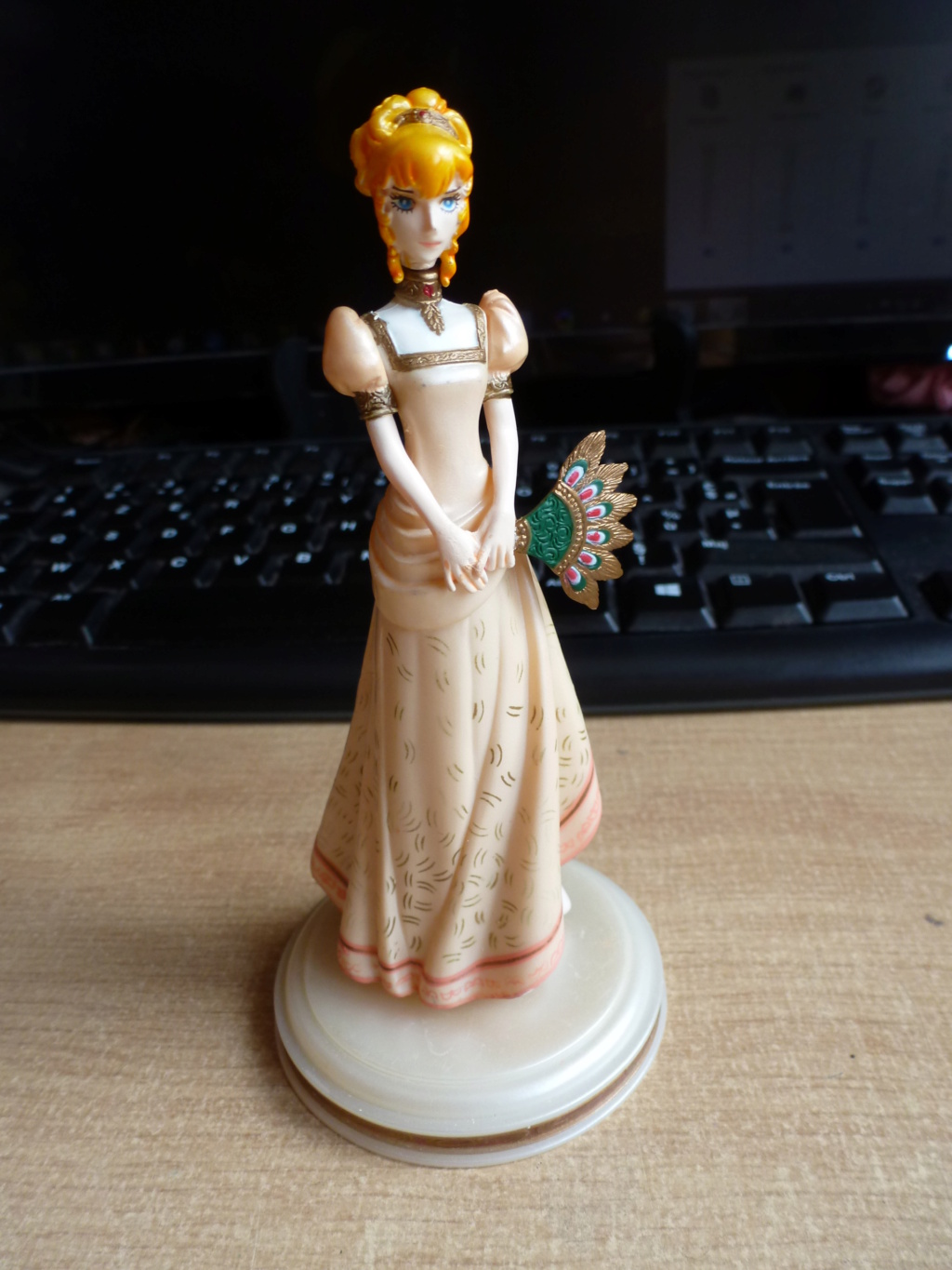 J'ai réussi à avoir la figurine d'Oscar en robe de Furuta! P1090011